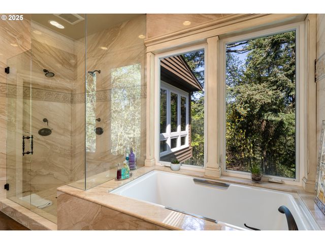 2744 Sw SHERWOOD Dr, Portland, OR 97201