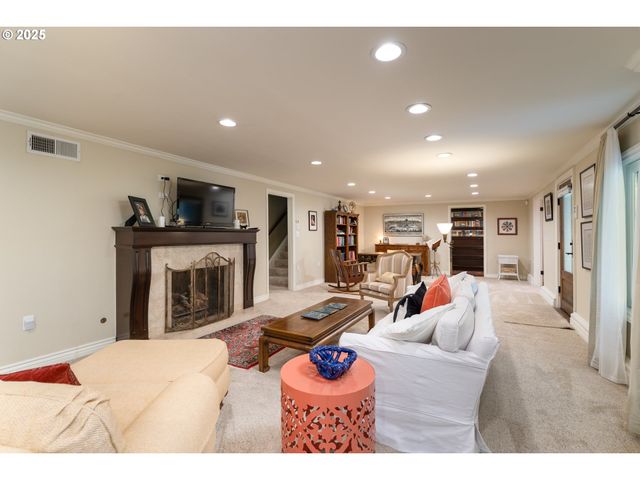 2744 Sw SHERWOOD Dr, Portland, OR 97201