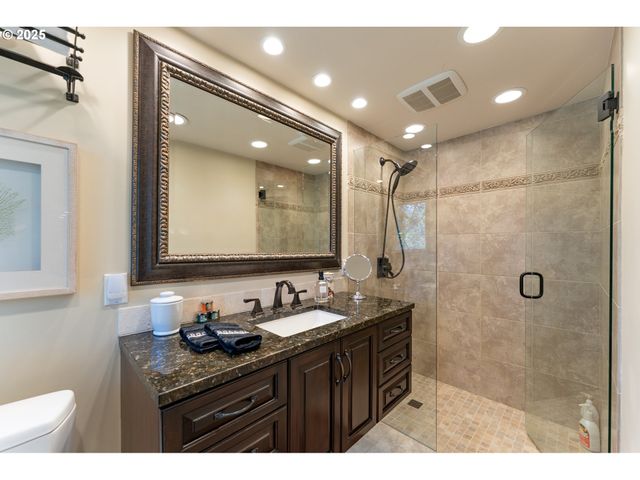 2744 Sw SHERWOOD Dr, Portland, OR 97201
