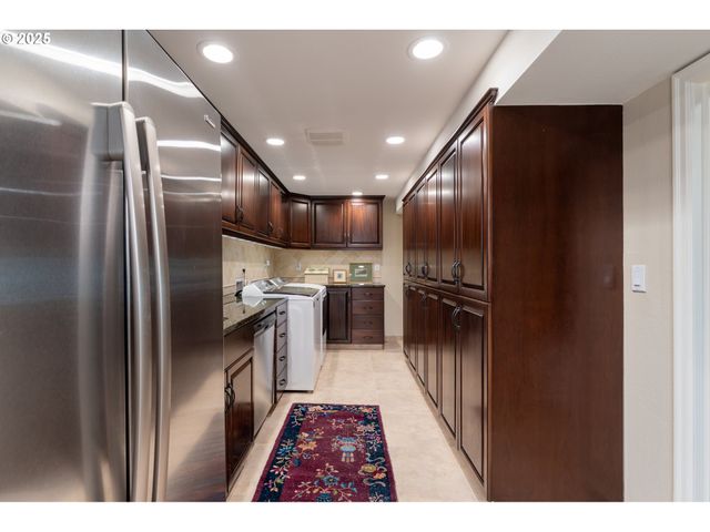 2744 Sw SHERWOOD Dr, Portland, OR 97201