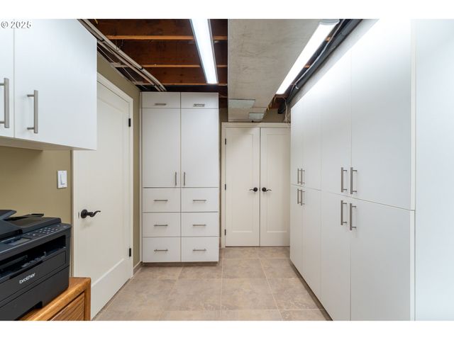 2744 Sw SHERWOOD Dr, Portland, OR 97201