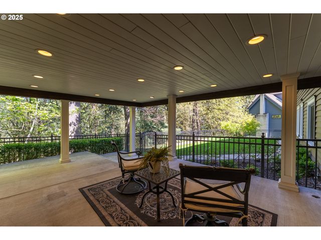 2744 Sw SHERWOOD Dr, Portland, OR 97201