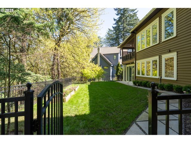 2744 Sw SHERWOOD Dr, Portland, OR 97201