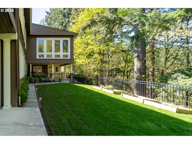 2744 Sw SHERWOOD Dr, Portland, OR 97201
