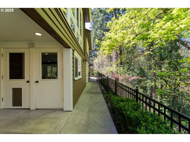 2744 Sw SHERWOOD Dr, Portland, OR 97201