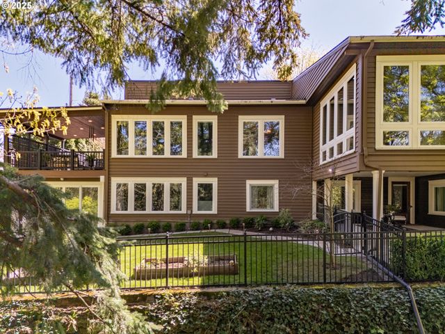 2744 Sw SHERWOOD Dr, Portland, OR 97201