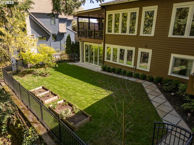 2744 Sw SHERWOOD Dr, Portland, OR 97201
