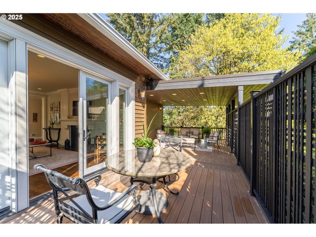 2744 Sw SHERWOOD Dr, Portland, OR 97201