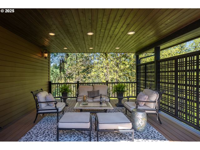 2744 Sw SHERWOOD Dr, Portland, OR 97201