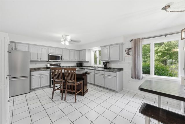 315 Lesnett Rd, Upper St Clair, PA 15241