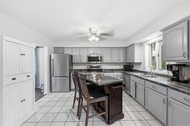 315 Lesnett Rd, Upper St Clair, PA 15241