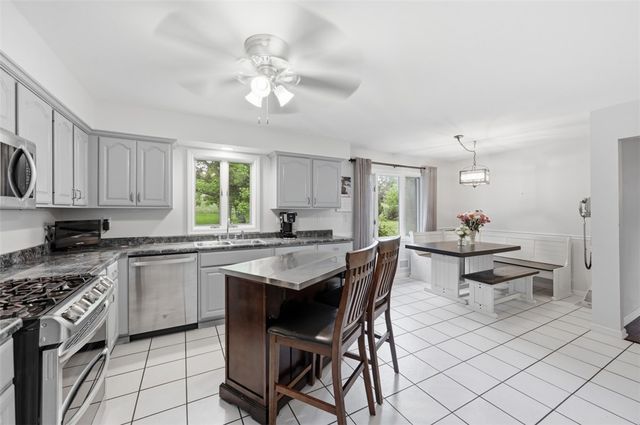 315 Lesnett Rd, Upper St Clair, PA 15241