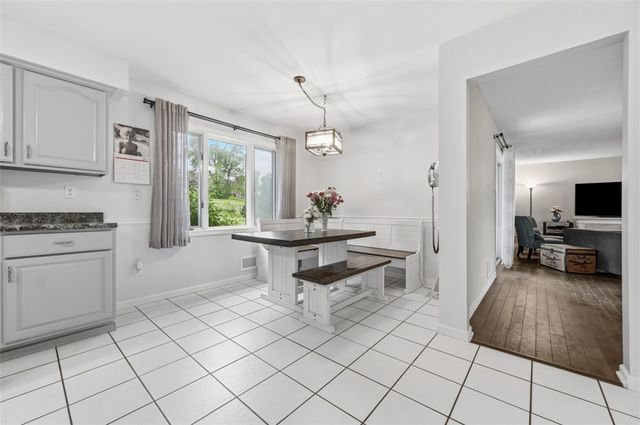 315 Lesnett Rd, Upper St Clair, PA 15241