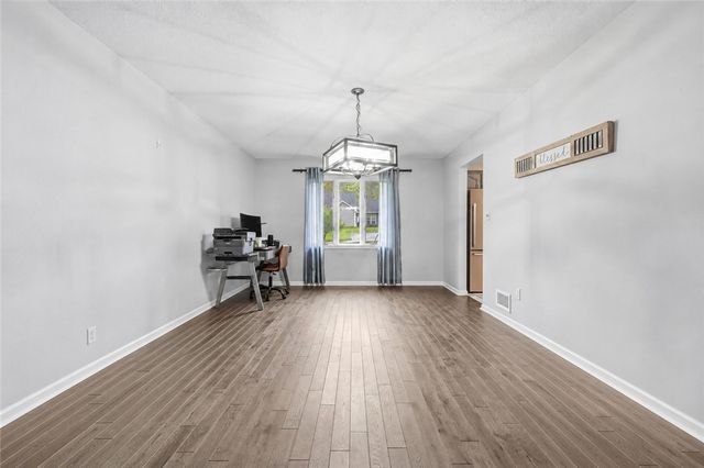 315 Lesnett Rd, Upper St Clair, PA 15241
