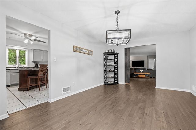 315 Lesnett Rd, Upper St Clair, PA 15241