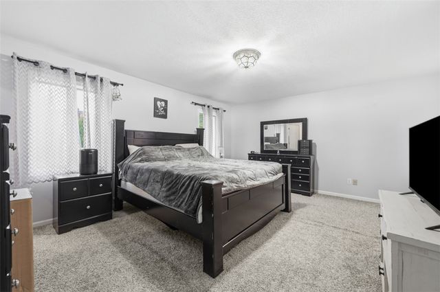 315 Lesnett Rd, Upper St Clair, PA 15241