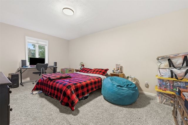 315 Lesnett Rd, Upper St Clair, PA 15241
