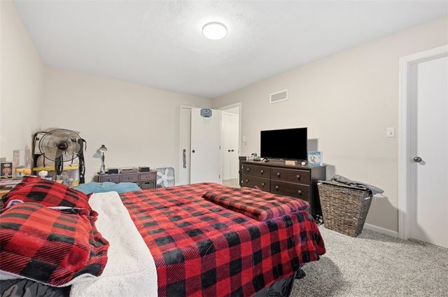 315 Lesnett Rd, Upper St Clair, PA 15241