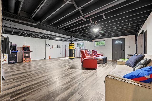 315 Lesnett Rd, Upper St Clair, PA 15241