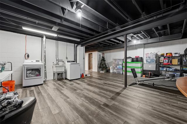 315 Lesnett Rd, Upper St Clair, PA 15241