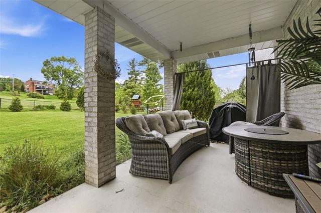 315 Lesnett Rd, Upper St Clair, PA 15241