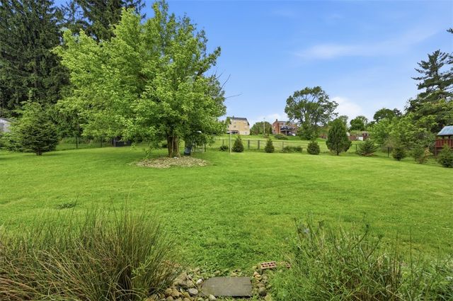 315 Lesnett Rd, Upper St Clair, PA 15241