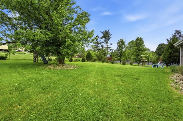 315 Lesnett Rd, Upper St Clair, PA 15241