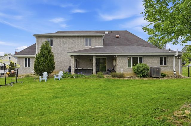 315 Lesnett Rd, Upper St Clair, PA 15241