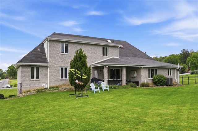 315 Lesnett Rd, Upper St Clair, PA 15241