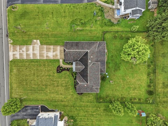315 Lesnett Rd, Upper St Clair, PA 15241