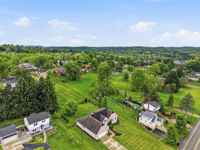 315 Lesnett Rd, Upper St Clair, PA 15241