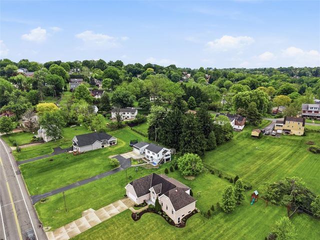 315 Lesnett Rd, Upper St Clair, PA 15241