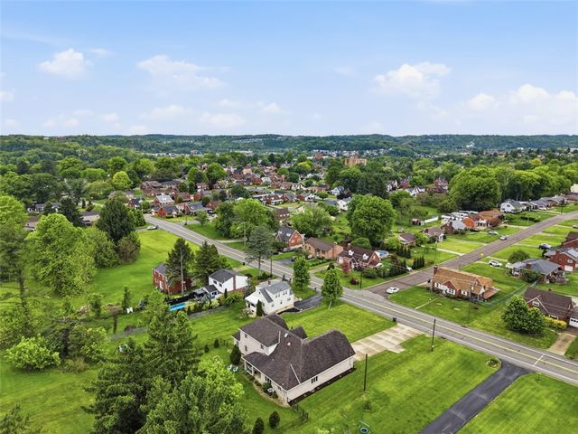 315 Lesnett Rd, Upper St Clair, PA 15241