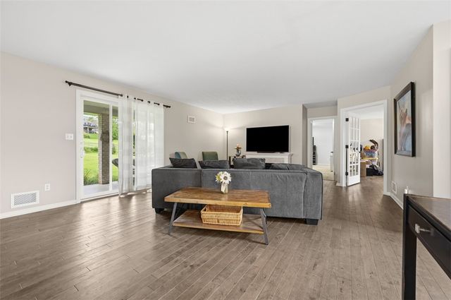 315 Lesnett Rd, Upper St Clair, PA 15241