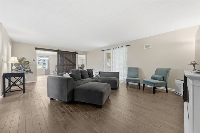 315 Lesnett Rd, Upper St Clair, PA 15241