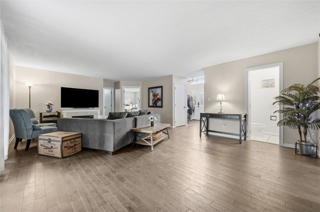 315 Lesnett Rd, Upper St Clair, PA 15241