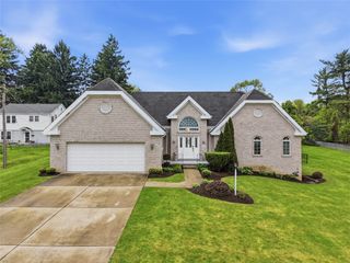 315 Lesnett Rd, Upper St Clair, PA 15241