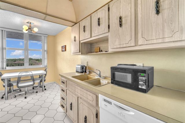 250 Jacaranda Dr 704, Plantation, FL 33324