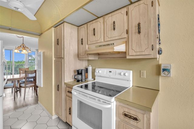 250 Jacaranda Dr 704, Plantation, FL 33324