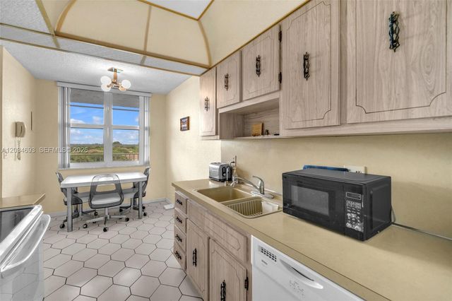 250 Jacaranda Dr 704, Plantation, FL 33324