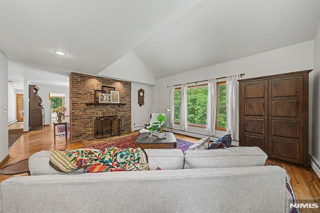 829 Ramapo Valley Road, Oakland, NJ 07436