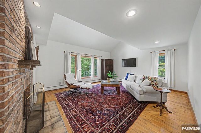 829 Ramapo Valley Road, Oakland, NJ 07436