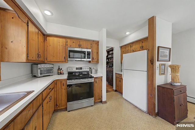 829 Ramapo Valley Road, Oakland, NJ 07436