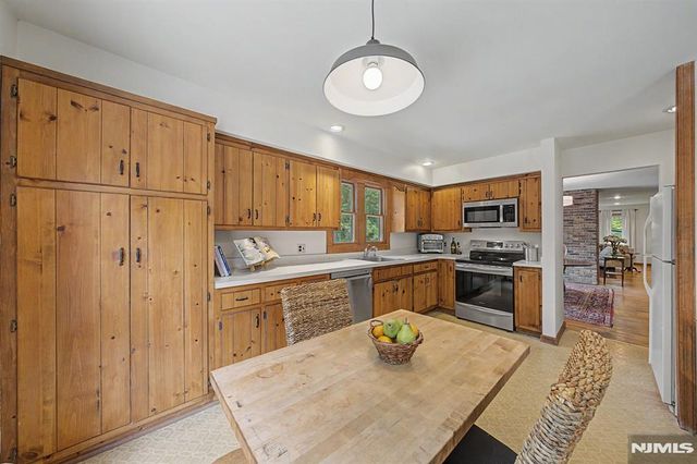 829 Ramapo Valley Road, Oakland, NJ 07436