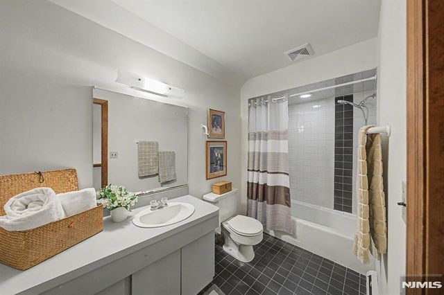 829 Ramapo Valley Road, Oakland, NJ 07436