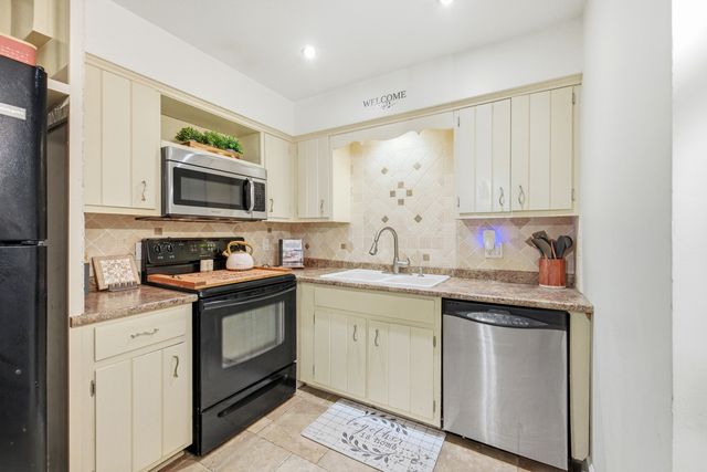 20224 S Frankfort Square Road G, Frankfort, IL 60423