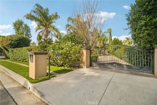 17401 Raymer, Sherwood Forest, CA 91325