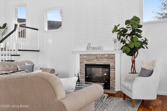 9702 Tufton Ct, Jeffersontown, KY 40299