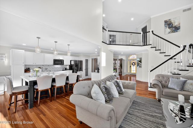 9702 Tufton Ct, Jeffersontown, KY 40299