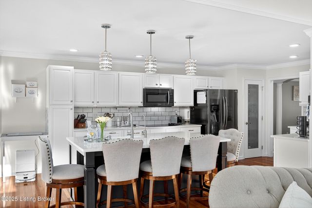 9702 Tufton Ct, Jeffersontown, KY 40299